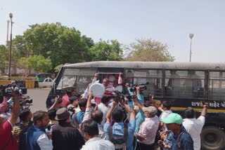 Congress Protest in Rajkot : કોંગ્રેસના કાર્યકરોની શા માટે પોલીસે કરી ટીંગાટોળી જૂઓ...