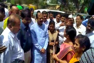 congress-protesting-against-the-the-minister-narayana-gowda-in-shivamogga