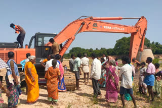 అనుమతి లేకుండా మా భూముల్లో ఇసుకనెలా తరలిస్తారు ?