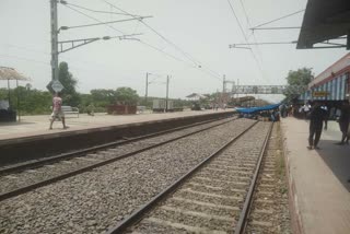 Demand for Stoppage of Trains in Barhiya