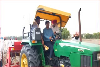 Bathinda DC himself drives tractor in the field appeals to farmers to sow paddy directly