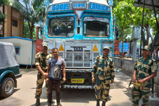 गोल्ड स्मगलर गिरफ्तार