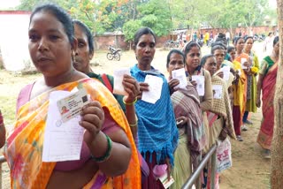 Enthusiasm among women voters in third phase voting in Panchayat elections in Ranchi