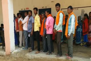 crowd-of-voters-gathered-for-polling-at-sensitive-booths-in-latehar