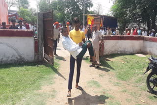 son-took-father-in-his-arms-and-brought-him-to-polling-booth-to-vote-in-hazaribag