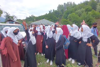 Students Stage Protest In Ganderbal: گاندربل میں اسکولی طالبات نے سرینگر لداخ شاہراہ پر دھرنا دیا