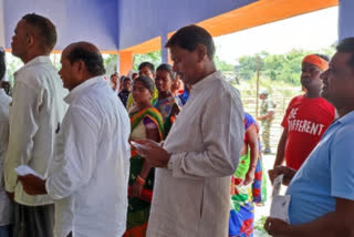 Arjun Munda casts his vote in Panchayat elections