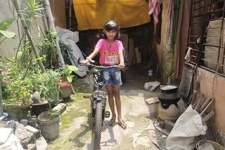 8-year-old Malda girl cycles her way to meet CM Mamata Banerjee