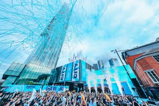 manchester city  english premier league champions  manchester parade  MANCHESTER CITY S CHAMPIONS TITLE PARADE  മാഞ്ചസ്റ്റർ സിറ്റി  പ്രീമിയർ ലീഗ്  മാഞ്ചസ്റ്റർ പരേഡ്  CHAMPIONS TITLE celebration  manchester is blue  നീലക്കടലായി മാഞ്ചസ്‌റ്റർ നഗരം ആഘോഷരാവിൽ സിറ്റി താരങ്ങളും ആരാധകരും