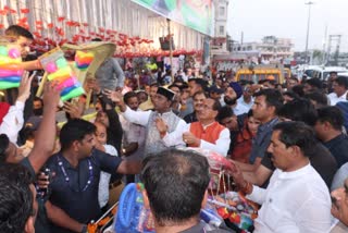 Mama Ki Aaganwadi CM Shivraj with Hand cart