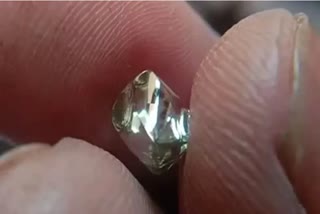 MP: Village housewife finds diamond worth Rs 10 lakh in Panna mine  diamond mining in Panna district in Madhyapradesh  villagers mining in Panna distric  diamond mining in Panna district  മധ്യപ്രദേശിലെ പന്ന ജില്ലയിലെ ഡയമണ്ട് ഖനികള്‍  വീട്ടമ്മ പന്ന ജില്ലയിലെ ഗ്രമത്തില്‍ ഖനനം ചെയ്‌തെടുത്തത്  മധ്യപ്രദേശിലെ ഡയമണ്ട് ഖനനം