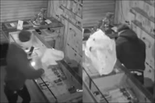 Theft caught on camera in maharashtra  Pune 3 lakhs mobile phones theft  mobile phones stolen from a shop  മഹാരാഷ്‌ട്രയില്‍ മോഷ്‌ടാവ് കവര്‍ന്നത് മൂന്ന് ലക്ഷത്തിന്‍റെ ഫോണുകള്‍  പൂനെ ഖഡക്‌വാസ്‌ലയിലെ മൊബൈല്‍ കടയില്‍ മോഷണം