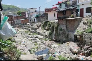 houses in danger near kalsia bridge in haldwani