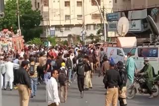 PTI Azadi March, Lahore police fired tear gas shells at PTI workers