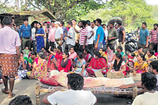 people protest with corpse for cemetery in arthamuru at konaseema