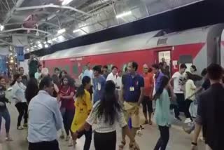Passengers performed Garba at Ratlam Railway Station