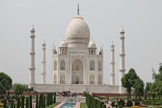 তাজমহলত নামাজ পঢ়ি ৰঙাঘৰৰ আলহী হ'ল চাৰি পৰ্যটক