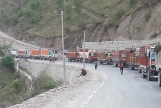 Srinagar-Kargil Accident: 1200ଫୁଟ ଖାଇକୁ ଖସିଲା ଯାନ, ବାପ-ପୁଅ ସମେତ 9 ମୃତ