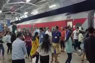 Garba On Rail Plateform