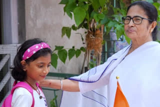 8 year old Malda Girl meets Mamata Banerjee