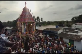 பொள்ளாச்சி பிரசித்தி பெற்ற சூலக்கல் மாரியம்மன் கோவில் தேர் திருவிழா ஆர்வத்துடன் தேரை வடம் பிடித்து இழுத்த பக்தர்கள்!