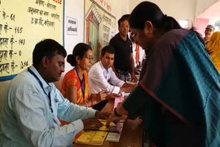 union-minister-of-state-annapurna-devi-cast-vote-in-panchayat-elections-in-koderma