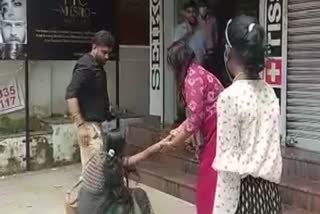 woman assault on road in Thiruvananthapuram  woman assault on road  woman brutally assault on road  നടുറോഡിൽ യുവതിക്ക് ക്രൂരമർദനം  തിരുവനന്തപുരത്ത് നടുറോഡിൽ യുവതിക്ക് ക്രൂരമർദനം  നടുറോഡിൽ യുവതിയെ ആക്രമിച്ചു  നടുറോഡിൽ യുവതിയെ ആക്രമിച്ചതിന് പൊലീസ് കേസെടുത്തു  യുവതിയെ മർദിച്ച് ബ്യൂട്ടിപാർലർ ഉടമ