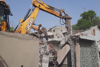 Surat Demolition Operation : સુરતમાં ગેરકાયદેસર ઊભા કરી દેવાયેલા મદ્રેસામાં પાલીકાનું બુલડોઝર