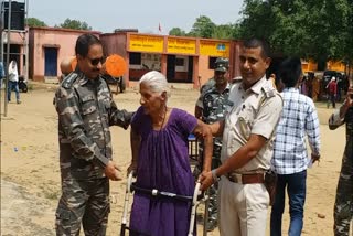 policemen brought elderly voters to polling booths in Panchayat elections in Palamu