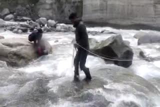 Girl rescued from rapid waters of Beas River in Manali  നദിയൊഴുക്കിൽപ്പെട്ട യുവതിയെ പൊലീസ് സംഘം രക്ഷപ്പെടുത്തി  മണാലി ബിയാസ് നദിയിൽ യുവതി  കുത്തിയൊഴുകുന്ന ബിയാസ് നദിയ്‌ക്ക് കുറുകെ യുവതി  ഹിമാചൽ പ്രദേശ് പൊലീസ് സംഘത്തിന്‍റെ രക്ഷാപ്രവർത്തനം  woman in the middle of Beas River in Kulu Manali  woman attempt to suicide on beas river  ബിയാസ് നദിയിൽ യുവതിയുടെ ആത്മഹത്യ ശ്രമം