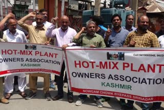 Kashmir Hot Mix Plant Owners Association Protest : ہاٹ مِکس پلانٹ اوونرس ایسوسی ایشن کا سرینگر میں احتجاج