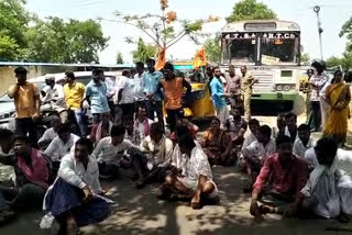 farmers protest against delay in paddy procurement in telangana