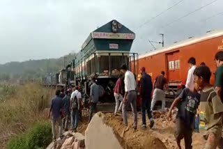 goods-train-engine-derail-in-latehar