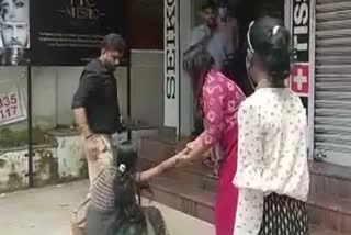 woman assault on road accused arrest  sasthamangalam woman assault  attack alleging theft  മോഷണക്കുറ്റം ആരോപിച്ച് യുവതിക്ക് മർദനം  യുവതിയെ മർദിച്ച പ്രതി അറസ്റ്റിൽ