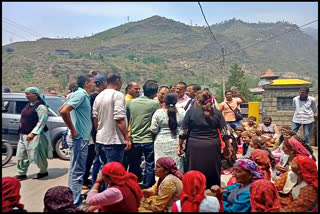 Rampur women demonstrated against increasing intoxication