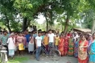 Demonstration of ration card holders