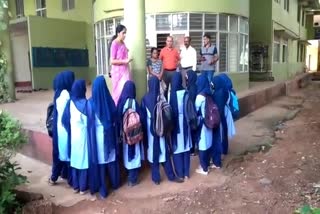 hijab issue karnataka  ഹിജാബ് വിവാദം  ഹിജാബ് ധരിച്ചെത്തിയ വിദ്യാർഥികളെ പുറത്താക്കി  latest national news  mangalore college