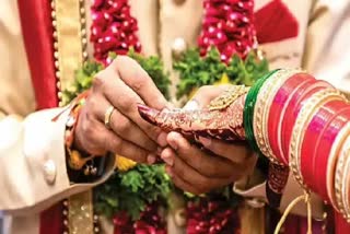 Karnataka: Big drama at wedding function..The bride walks away from the hall during the garland exchange ceremony!!  bride walks away from hall during wedding ceremony  bride walks away from hall during wedding ceremony karnataka  drama at wedding function in karnataka  മാല മാറ്റുന്നതിനിടെ കഴുത്തില്‍ സ്‌പര്‍ശിച്ചു വധു മണ്ഡപത്തില്‍ നിന്നും ഇറങ്ങിപ്പോയി നാടകീയ സംഭവം കര്‍ണാടകയില്‍  വിവാഹത്തിന് ചെലവായ മുഴുവന്‍തുകയും വരന്‍റെ കുടുംബം നല്‍കണമെന്ന് വധു ആവശ്യപ്പെട്ടു  കര്‍ണാടകയില്‍ വിവാഹ വേദിയില്‍ നാടകീയ സംഭവം