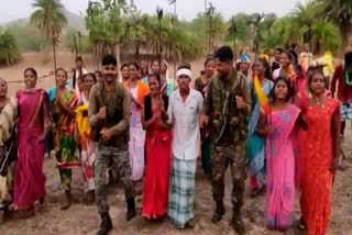 Video of Cobra Battalion jawans dancing with villagers