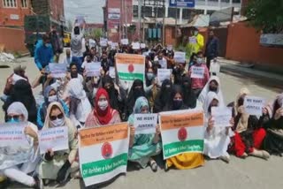rehbar-khel-employees-stages-protest-at-press-enclave-srinagar