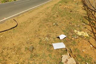 naxalites throw paper in bijapur
