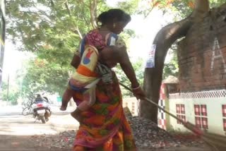 बच्चे को पीठ पर बांधकर रोड की सफाई करती महिला का वीडियो वायरल