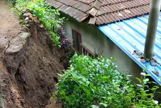 landslide in heavy rain in malappuram  landslide in heavy rain  ശക്തമായ മഴയിൽ മണ്ണിടിച്ചിൽ  കാളികാവ് അടക്കാക്കുണ്ട് ചങ്ങണം കുന്നിൽ മൂന്നു വീടുകൾ തകർച്ച ഭീഷണിയിൽ  കാളികാവ് അടക്കാക്കുണ്ട് ചങ്ങണം കുന്നിൽ വീടുകൾ തകർച്ച ഭീഷണിയിൽ  അതിശക്തമായ മഴയിൽ കാളികാവ് അടക്കാക്കുണ്ട് ചങ്ങണം കുന്നിൽ മണ്ണിടിച്ചിൽ  അതിശക്തമായ മഴയിൽ മലപ്പുറത്ത് മണ്ണിടിച്ചിൽ  ശക്തമായ മഴയിൽ മണ്ണിടിച്ചിൽ ഭീതിയിൽ വീട്ടുകാർ