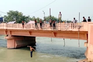 Children are jumping in Roorkee Gangnahar