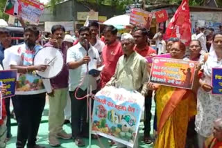 cpi narsayya adam master protests against central government on issues of inflation and unemployment in solapur