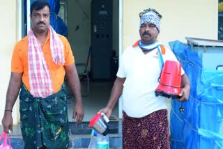 Not Getting electric power at home Farmer brings mixer grinder to Mescom Office to express outrage in Karnataka