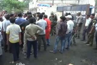 villagers-protest-in-front-of-factory-gate-with-student-dead-body-in-ramgarh
