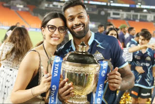 Natasa Stankovic hugged husband Hardik Pandya