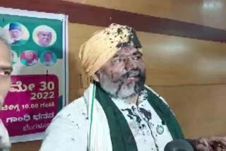 Black ink thrown at Bhartiya Kisan Union leader Rakesh Tikait in Bengaluru
