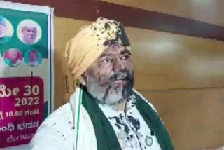 Rakesh Tikait ink attack Viral Video